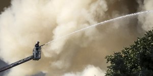 Πυροσβέστης σβήνει φωτιά από ψηλά