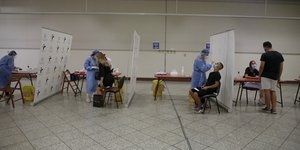 Πολίτες κάνουν rapid test