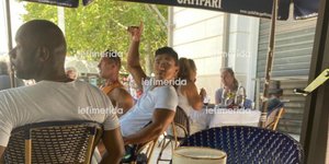 Ο Ρικ Γιουν σε εστιατόριο στην Πλάκα