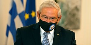 Ρόμπερτ Μενέντεζ με μάσκα στην επίσκεψή του στην Ελλάδα