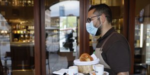 σερβιτορος καφε κρουασαν