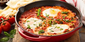 Αυγά shakshuka με σάλτσα ντομάτας 
