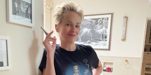 Η Σάρον Στόουν με t-shirt που αποτυπώνει τη θρυλική σκηνή του «Βασικού Ενστίτκου»