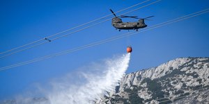 Επιχείρηση πυρόσβεσης από ελικόπτερο Σινούκ