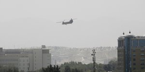 Προσωπικό των ΗΠΑ εγκαταλείπει με σινούκ την Καμπούλ