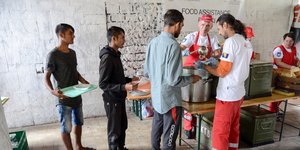 σίτιση βοήθεια σε πρόσφυγες