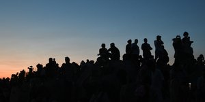 Κόσμος απολαμβάνει την θέα από τον βράχο του Αρείου Πάγου