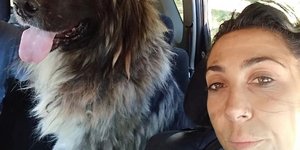 Η Κατερίνα Ιωαννίδου με τον Ερμή, έναν από τους σκύλους που διέσωσε μαζί με άλλους εθελοντές από τη φωτιά