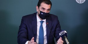 Κώστας Σκρέκας μασκα