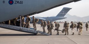 Αποχωρούν στρατιώτες από το Αφγανιστάν