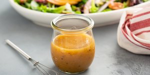 βινεγκρέτ σε δοχείο και σαλάτα