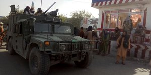 Ταλιμπάν σε στρατιωτικό όχημα στο Αφγανιστάν