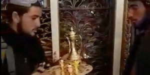 Η στιγμή που οι Ταλιμπάν μπαίνουν στη χλιδάτη βίλα στρατηγού 