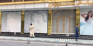Οι Ταλιμπάν σβήνουν από βιτρίνες καταστημάτων τις γυναίκες 