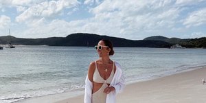 γυναίκα με φόρεμα