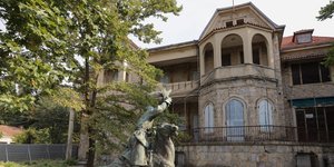 Το πρώην βασιλικό ανάκτορο στο Τατόι την επαύριο της μεγάλης πυρκαγιάς