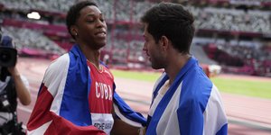 Ο Μίλτος Τεντόγλου συνομιλεί με τον μεγάλο του αντίπαλο, τον Κουβανό Ετσεμπερία