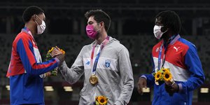 Ο Μίλτος Τεντόγλου στο βάθρο με τους Κουβανούς αντιπάλους του