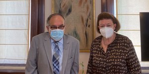 Η υπουργός Πολιτισμού Λίνα Μενδώνη με τον τέως υπουργο Πολιτισμού του Αφγανιστάν