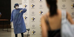 Τεστ κορωνοϊού από κλιμάκιο του ΕΟΔΥ στο Σύνταγμα
