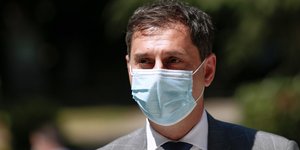 Ο Χάρης Θεοχάρης με μάσκα