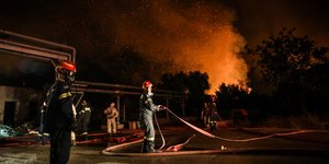 Πυροσβέστες επιχειρούν στη φωτιά της Πάρνηθας