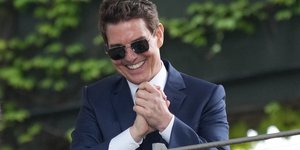 Ο διάσημος ηθοποιός Τομ Κρουζ με μπλε κοστούμι και μαύρα γυαλιά ηλίου 