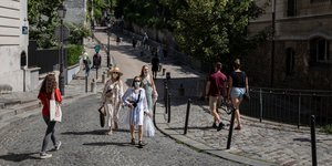 τουρίστες περπατούν σε δρόμο στη Γαλλία
