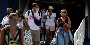 τουρίστες με βαλίτσες στο λιμάνι