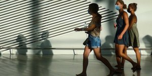 Τουρίστες μετά την άφιξή τους στο αεροδρόμιο «Ελευθέριος Βενιζέλος»