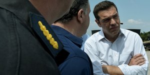 τσιπρας δεμενα χερια