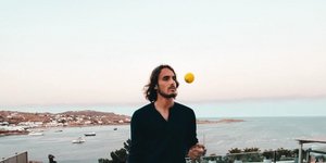Ο Στέφανος Τσιτσιπάς πετά ένα μπαλάκι του τένις
