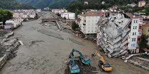 Τεράστιες καταστροφές και δεκάδες νεκροί από της πλημμύρες στην Τουρκ