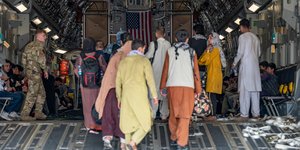 Αφγανοί μπαίνουν σε αεροπλάνο της US Air Force για να αποχωρήσουν από την Καμπούλ
