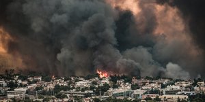 Φλόγες 20 μέτρων και μαύρος καπνός είχαν σκεπάσει την Βαρυμπόμπη
