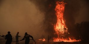 Ανεξέλεγκτη η φωτιά στη Βαρυμπόμπη