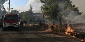 Συνεχίζει να καίει η φωτιά στην Βαρυμπόμπη