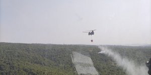 Είκόνα μέσα από αεροπλάνο που πετά πάνω από την πυρκαγιά