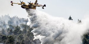 Canadair στη μάχη με τις αναζωπυρώσεις στα Βίλια 