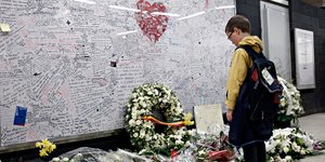 παιδί σε μνημείο για θύματα τρομοκρατικής επίθεσης στις Βρυξέλλες