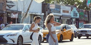 γυναίκες με φόρμες