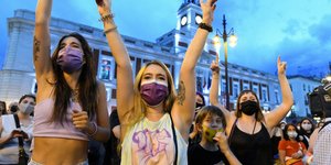 γυναίκες διαδηλώνουν