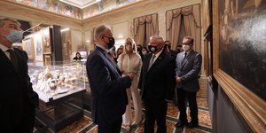 Ξενάγηση του κ. Τασούλα στον κ. Μενέντεζ στην έκθεση «Αντικρίζοντας την Ελευθερία