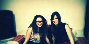 Οι 23χρονες που μεγάλωσαν σαν αδελφές 