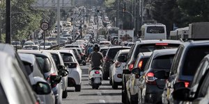 αυτοκίνητα προκαλούν κίνηση στους δρόμους