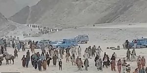 Ένα τεράστιο καραβάνι προσφύγων στα σύνορα του Αφγανιστάν με το Πακιστάν και το Ιράν