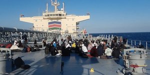 Οι διασωθέντες μετανάστες πάνω στο τάνκερ του Βαγγέλη Μαρινάκη