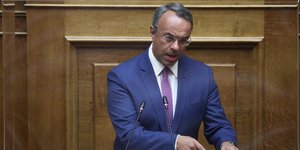 Ο Χρήστος Σταϊκούρας στη Βουλή κατά τη διάρκεια νομοθετικής εργασίας