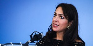 Η Δόμνα Μιχαηλίδου κατά τη διάρκεια συνέντευξης