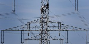 Eργάτες σε πυλώνα υψηλής τάσης της γερμανικής RWE